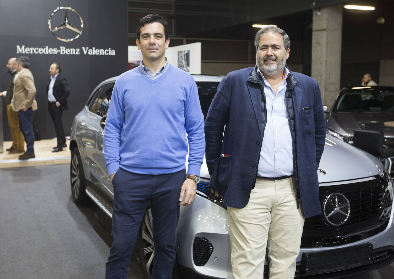 La Feria del Automóvil de Valencia ofrece desde este jueves descuentos de 6.000 euros de media y vehículos a la venta desde 3.500 euros así como las novedades de las marcas y la tecnología eléctrica, híbrida, GLP (gas) o hidrógeno. El salón abre con más de 4.500 coches a la venta, un 15 % más que el año pasado y 90 expositores directos, el 14 % más, y 42 marcas oficiales representadas, según los datos de la organización. Los descuentos pueden llegar hasta los 15.000 euros en vehículos de alta gama y coches con valor de salida muy bajo, en algunos casos desde 3.500 euros. La cita permanecerá abierta hasta el 8 de diciembre en Feria Valencia.