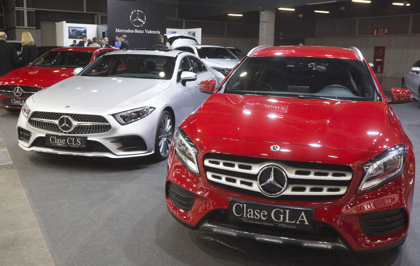 La Feria del Automóvil de Valencia ofrece desde este jueves descuentos de 6.000 euros de media y vehículos a la venta desde 3.500 euros así como las novedades de las marcas y la tecnología eléctrica, híbrida, GLP (gas) o hidrógeno. El salón abre con más de 4.500 coches a la venta, un 15 % más que el año pasado y 90 expositores directos, el 14 % más, y 42 marcas oficiales representadas, según los datos de la organización. Los descuentos pueden llegar hasta los 15.000 euros en vehículos de alta gama y coches con valor de salida muy bajo, en algunos casos desde 3.500 euros. La cita permanecerá abierta hasta el 8 de diciembre en Feria Valencia.