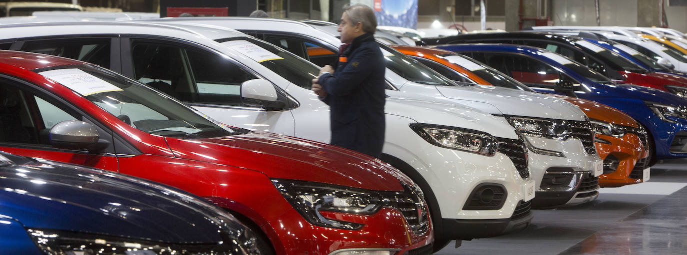La Feria del Automóvil de Valencia ofrece desde este jueves descuentos de 6.000 euros de media y vehículos a la venta desde 3.500 euros así como las novedades de las marcas y la tecnología eléctrica, híbrida, GLP (gas) o hidrógeno. El salón abre con más de 4.500 coches a la venta, un 15 % más que el año pasado y 90 expositores directos, el 14 % más, y 42 marcas oficiales representadas, según los datos de la organización. Los descuentos pueden llegar hasta los 15.000 euros en vehículos de alta gama y coches con valor de salida muy bajo, en algunos casos desde 3.500 euros. La cita permanecerá abierta hasta el 8 de diciembre en Feria Valencia.