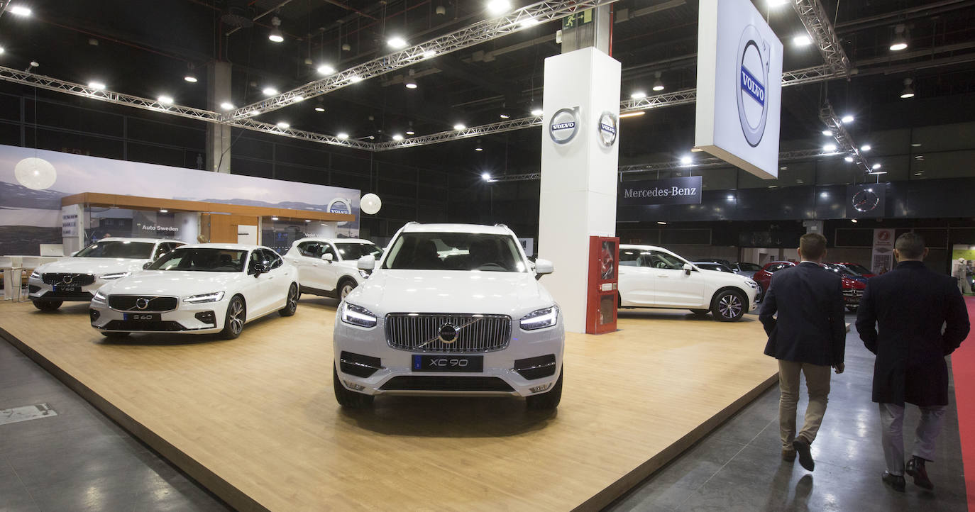 La Feria del Automóvil de Valencia ofrece desde este jueves descuentos de 6.000 euros de media y vehículos a la venta desde 3.500 euros así como las novedades de las marcas y la tecnología eléctrica, híbrida, GLP (gas) o hidrógeno. El salón abre con más de 4.500 coches a la venta, un 15 % más que el año pasado y 90 expositores directos, el 14 % más, y 42 marcas oficiales representadas, según los datos de la organización. Los descuentos pueden llegar hasta los 15.000 euros en vehículos de alta gama y coches con valor de salida muy bajo, en algunos casos desde 3.500 euros. La cita permanecerá abierta hasta el 8 de diciembre en Feria Valencia.