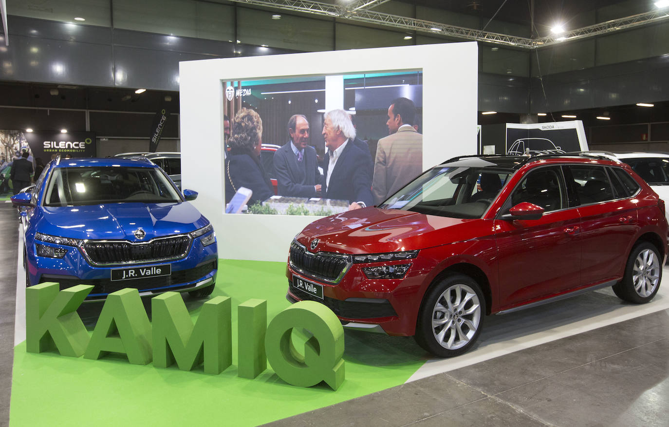 La Feria del Automóvil de Valencia ofrece desde este jueves descuentos de 6.000 euros de media y vehículos a la venta desde 3.500 euros así como las novedades de las marcas y la tecnología eléctrica, híbrida, GLP (gas) o hidrógeno. El salón abre con más de 4.500 coches a la venta, un 15 % más que el año pasado y 90 expositores directos, el 14 % más, y 42 marcas oficiales representadas, según los datos de la organización. Los descuentos pueden llegar hasta los 15.000 euros en vehículos de alta gama y coches con valor de salida muy bajo, en algunos casos desde 3.500 euros. La cita permanecerá abierta hasta el 8 de diciembre en Feria Valencia.