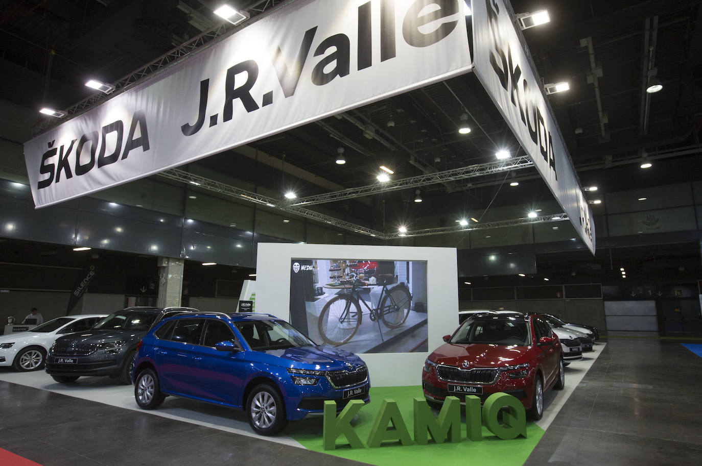 La Feria del Automóvil de Valencia ofrece desde este jueves descuentos de 6.000 euros de media y vehículos a la venta desde 3.500 euros así como las novedades de las marcas y la tecnología eléctrica, híbrida, GLP (gas) o hidrógeno. El salón abre con más de 4.500 coches a la venta, un 15 % más que el año pasado y 90 expositores directos, el 14 % más, y 42 marcas oficiales representadas, según los datos de la organización. Los descuentos pueden llegar hasta los 15.000 euros en vehículos de alta gama y coches con valor de salida muy bajo, en algunos casos desde 3.500 euros. La cita permanecerá abierta hasta el 8 de diciembre en Feria Valencia.