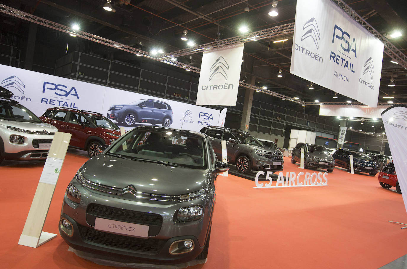La Feria del Automóvil de Valencia ofrece desde este jueves descuentos de 6.000 euros de media y vehículos a la venta desde 3.500 euros así como las novedades de las marcas y la tecnología eléctrica, híbrida, GLP (gas) o hidrógeno. El salón abre con más de 4.500 coches a la venta, un 15 % más que el año pasado y 90 expositores directos, el 14 % más, y 42 marcas oficiales representadas, según los datos de la organización. Los descuentos pueden llegar hasta los 15.000 euros en vehículos de alta gama y coches con valor de salida muy bajo, en algunos casos desde 3.500 euros. La cita permanecerá abierta hasta el 8 de diciembre en Feria Valencia.