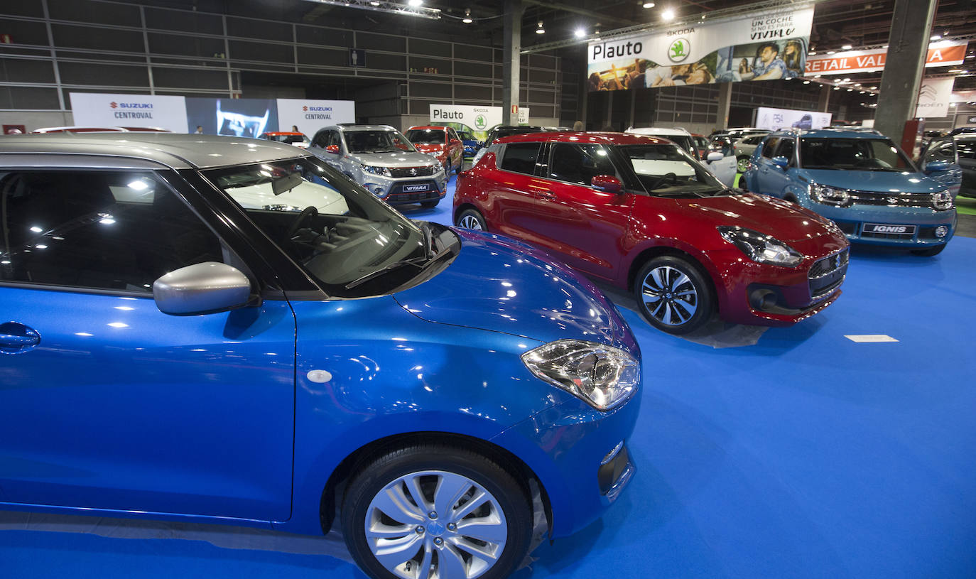 La Feria del Automóvil de Valencia ofrece desde este jueves descuentos de 6.000 euros de media y vehículos a la venta desde 3.500 euros así como las novedades de las marcas y la tecnología eléctrica, híbrida, GLP (gas) o hidrógeno. El salón abre con más de 4.500 coches a la venta, un 15 % más que el año pasado y 90 expositores directos, el 14 % más, y 42 marcas oficiales representadas, según los datos de la organización. Los descuentos pueden llegar hasta los 15.000 euros en vehículos de alta gama y coches con valor de salida muy bajo, en algunos casos desde 3.500 euros. La cita permanecerá abierta hasta el 8 de diciembre en Feria Valencia.