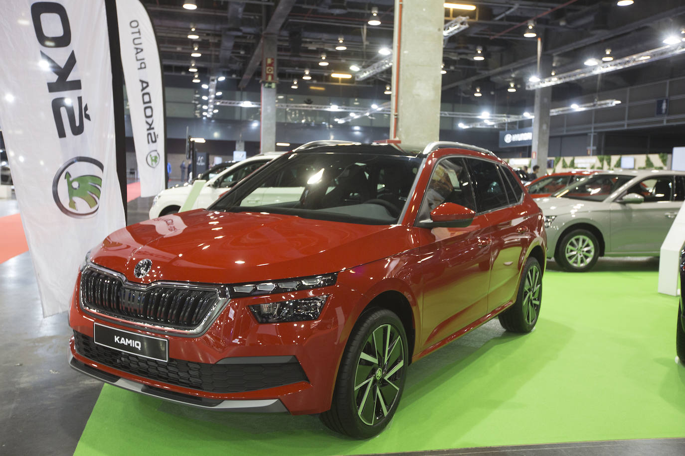 La Feria del Automóvil de Valencia ofrece desde este jueves descuentos de 6.000 euros de media y vehículos a la venta desde 3.500 euros así como las novedades de las marcas y la tecnología eléctrica, híbrida, GLP (gas) o hidrógeno. El salón abre con más de 4.500 coches a la venta, un 15 % más que el año pasado y 90 expositores directos, el 14 % más, y 42 marcas oficiales representadas, según los datos de la organización. Los descuentos pueden llegar hasta los 15.000 euros en vehículos de alta gama y coches con valor de salida muy bajo, en algunos casos desde 3.500 euros. La cita permanecerá abierta hasta el 8 de diciembre en Feria Valencia.