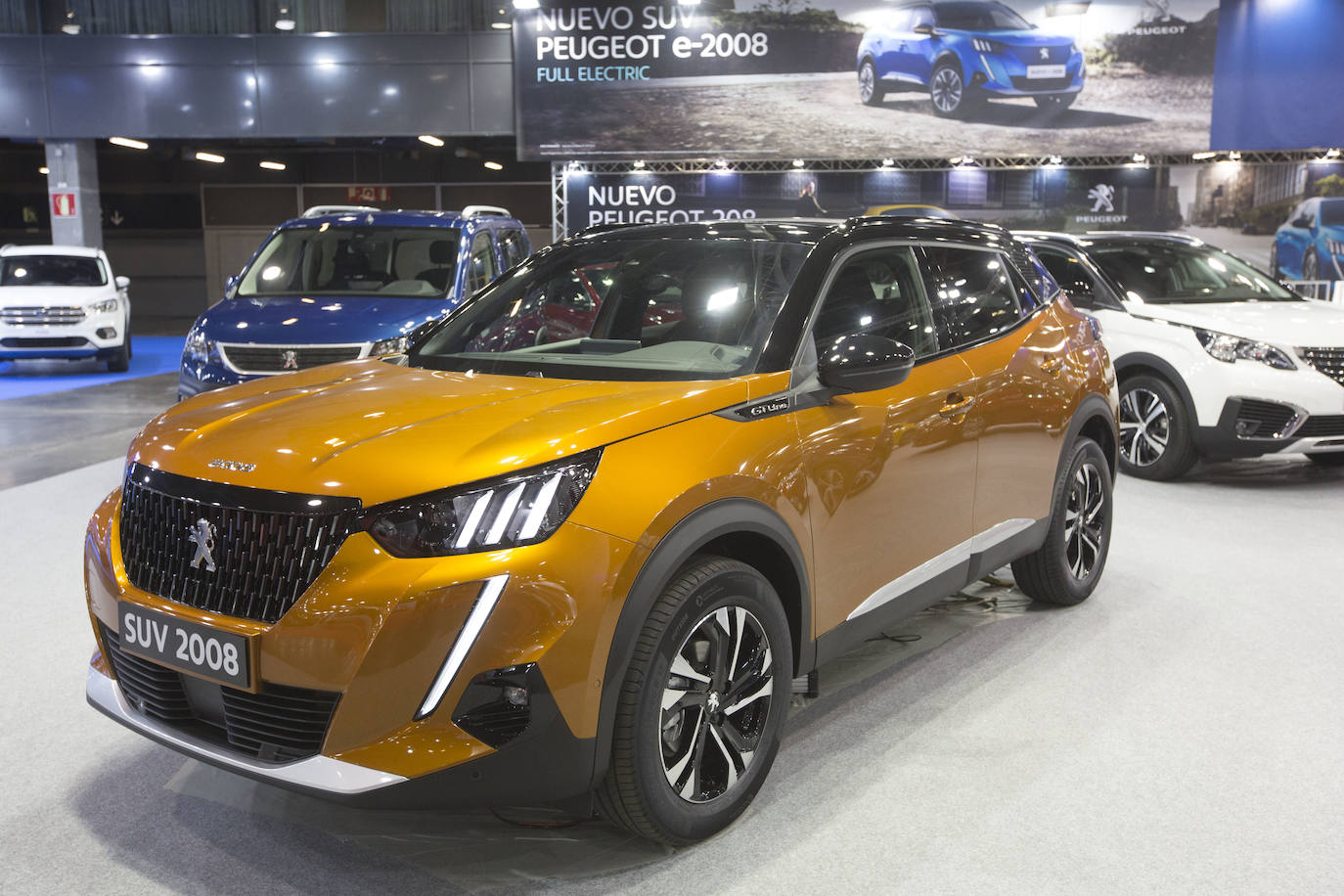 La Feria del Automóvil de Valencia ofrece desde este jueves descuentos de 6.000 euros de media y vehículos a la venta desde 3.500 euros así como las novedades de las marcas y la tecnología eléctrica, híbrida, GLP (gas) o hidrógeno. El salón abre con más de 4.500 coches a la venta, un 15 % más que el año pasado y 90 expositores directos, el 14 % más, y 42 marcas oficiales representadas, según los datos de la organización. Los descuentos pueden llegar hasta los 15.000 euros en vehículos de alta gama y coches con valor de salida muy bajo, en algunos casos desde 3.500 euros. La cita permanecerá abierta hasta el 8 de diciembre en Feria Valencia.