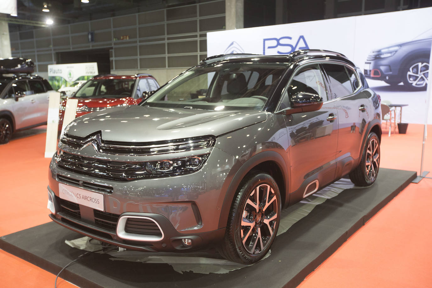 La Feria del Automóvil de Valencia ofrece desde este jueves descuentos de 6.000 euros de media y vehículos a la venta desde 3.500 euros así como las novedades de las marcas y la tecnología eléctrica, híbrida, GLP (gas) o hidrógeno. El salón abre con más de 4.500 coches a la venta, un 15 % más que el año pasado y 90 expositores directos, el 14 % más, y 42 marcas oficiales representadas, según los datos de la organización. Los descuentos pueden llegar hasta los 15.000 euros en vehículos de alta gama y coches con valor de salida muy bajo, en algunos casos desde 3.500 euros. La cita permanecerá abierta hasta el 8 de diciembre en Feria Valencia.