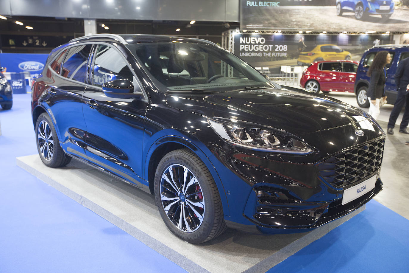 La Feria del Automóvil de Valencia ofrece desde este jueves descuentos de 6.000 euros de media y vehículos a la venta desde 3.500 euros así como las novedades de las marcas y la tecnología eléctrica, híbrida, GLP (gas) o hidrógeno. El salón abre con más de 4.500 coches a la venta, un 15 % más que el año pasado y 90 expositores directos, el 14 % más, y 42 marcas oficiales representadas, según los datos de la organización. Los descuentos pueden llegar hasta los 15.000 euros en vehículos de alta gama y coches con valor de salida muy bajo, en algunos casos desde 3.500 euros. La cita permanecerá abierta hasta el 8 de diciembre en Feria Valencia.