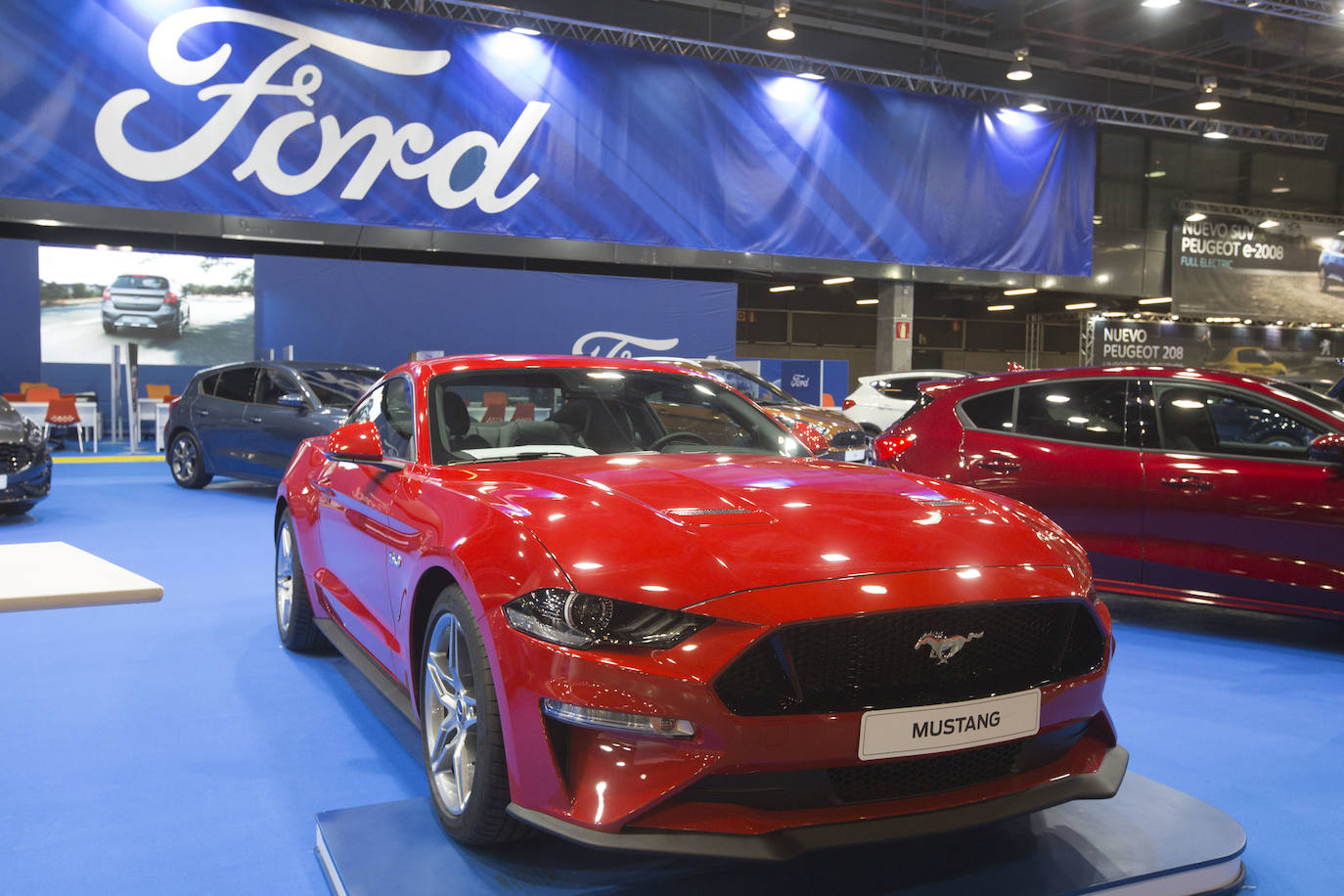 La Feria del Automóvil de Valencia ofrece desde este jueves descuentos de 6.000 euros de media y vehículos a la venta desde 3.500 euros así como las novedades de las marcas y la tecnología eléctrica, híbrida, GLP (gas) o hidrógeno. El salón abre con más de 4.500 coches a la venta, un 15 % más que el año pasado y 90 expositores directos, el 14 % más, y 42 marcas oficiales representadas, según los datos de la organización. Los descuentos pueden llegar hasta los 15.000 euros en vehículos de alta gama y coches con valor de salida muy bajo, en algunos casos desde 3.500 euros. La cita permanecerá abierta hasta el 8 de diciembre en Feria Valencia.