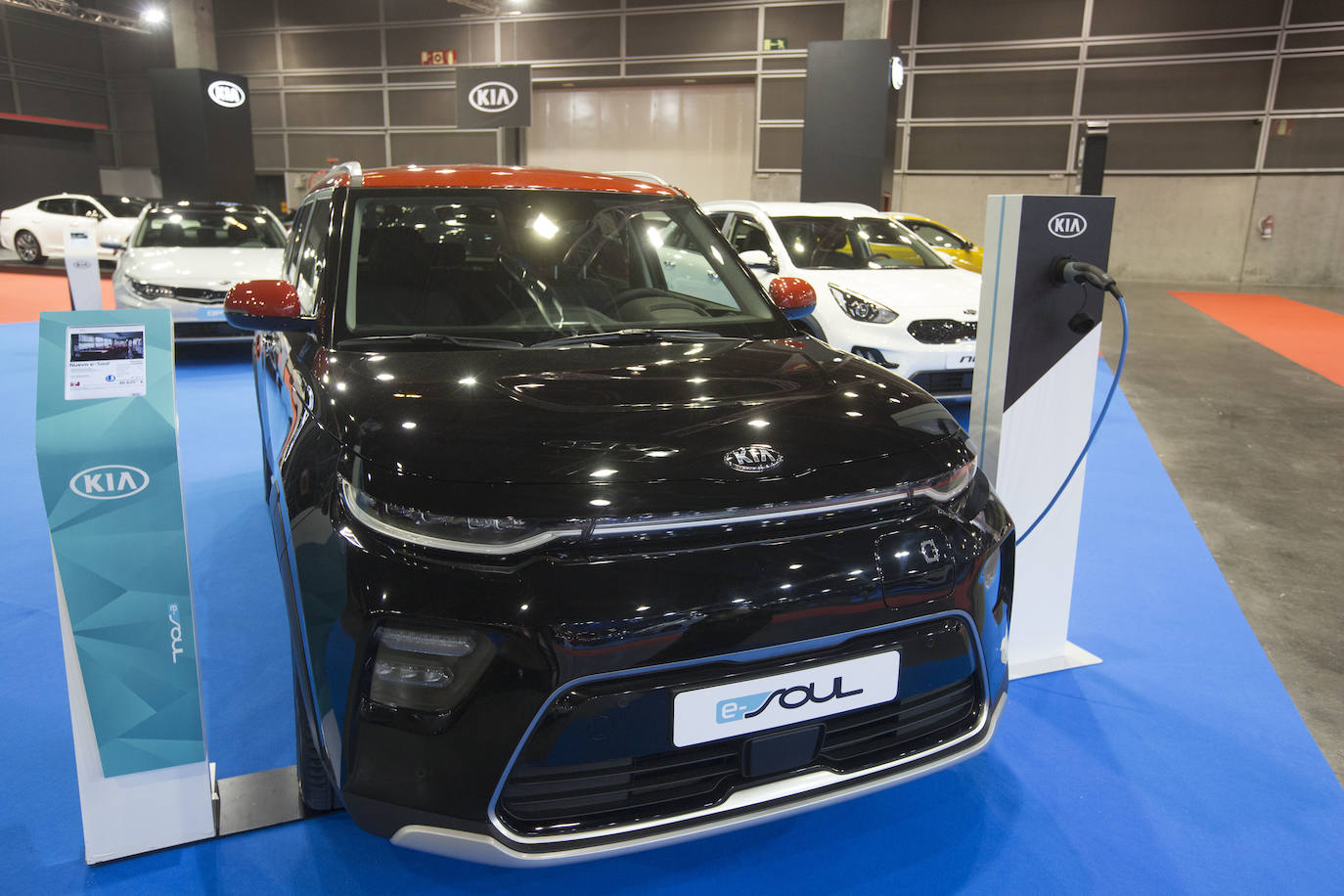La Feria del Automóvil de Valencia ofrece desde este jueves descuentos de 6.000 euros de media y vehículos a la venta desde 3.500 euros así como las novedades de las marcas y la tecnología eléctrica, híbrida, GLP (gas) o hidrógeno. El salón abre con más de 4.500 coches a la venta, un 15 % más que el año pasado y 90 expositores directos, el 14 % más, y 42 marcas oficiales representadas, según los datos de la organización. Los descuentos pueden llegar hasta los 15.000 euros en vehículos de alta gama y coches con valor de salida muy bajo, en algunos casos desde 3.500 euros. La cita permanecerá abierta hasta el 8 de diciembre en Feria Valencia.