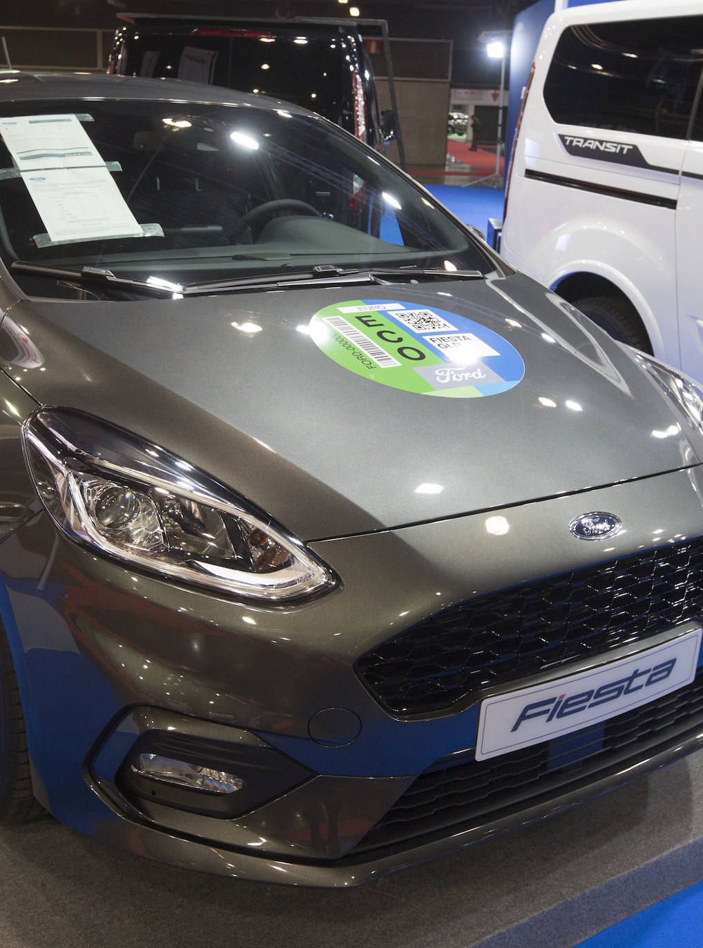 La Feria del Automóvil de Valencia ofrece desde este jueves descuentos de 6.000 euros de media y vehículos a la venta desde 3.500 euros así como las novedades de las marcas y la tecnología eléctrica, híbrida, GLP (gas) o hidrógeno. El salón abre con más de 4.500 coches a la venta, un 15 % más que el año pasado y 90 expositores directos, el 14 % más, y 42 marcas oficiales representadas, según los datos de la organización. Los descuentos pueden llegar hasta los 15.000 euros en vehículos de alta gama y coches con valor de salida muy bajo, en algunos casos desde 3.500 euros. La cita permanecerá abierta hasta el 8 de diciembre en Feria Valencia.