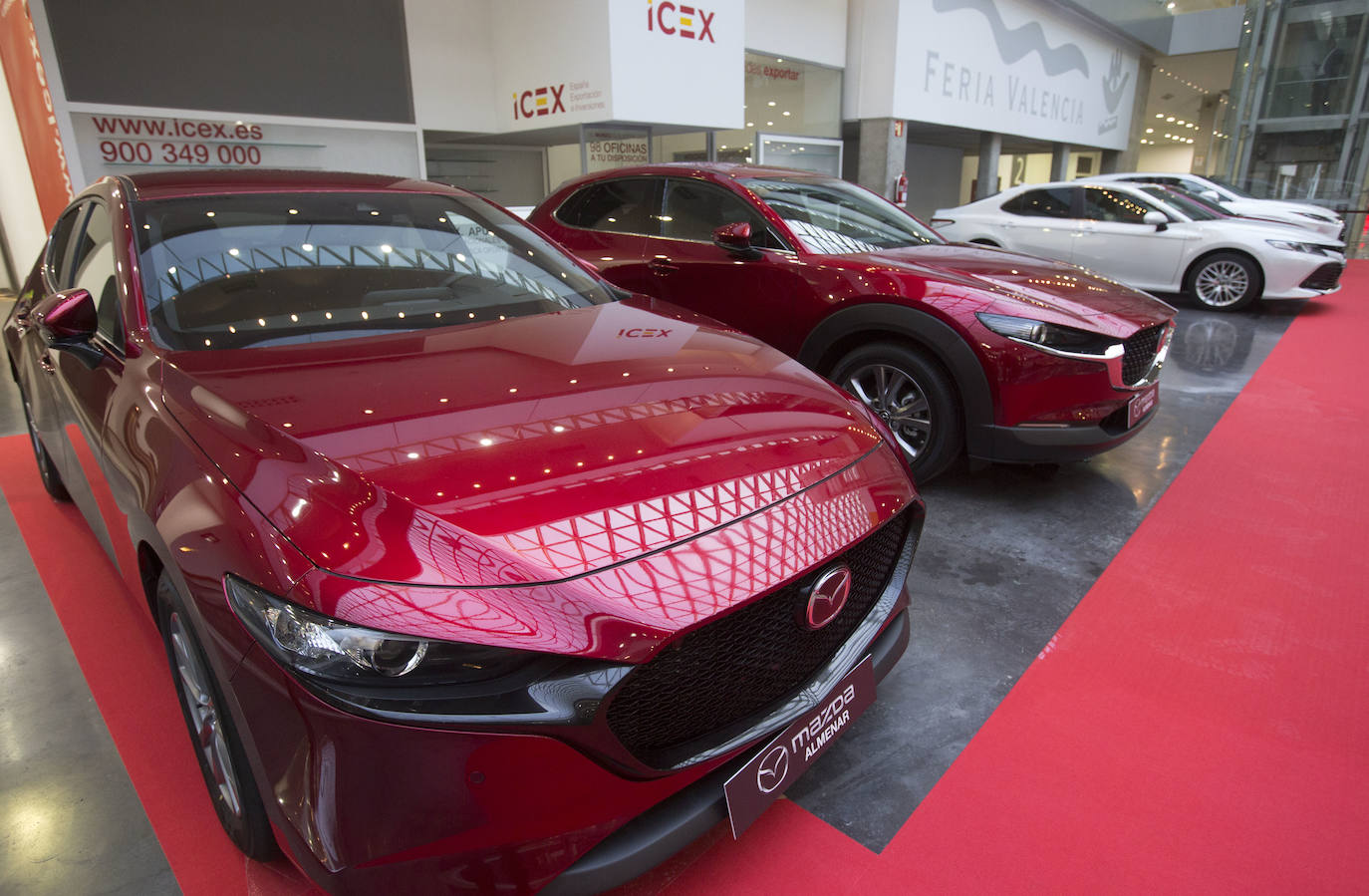 La Feria del Automóvil de Valencia ofrece desde este jueves descuentos de 6.000 euros de media y vehículos a la venta desde 3.500 euros así como las novedades de las marcas y la tecnología eléctrica, híbrida, GLP (gas) o hidrógeno. El salón abre con más de 4.500 coches a la venta, un 15 % más que el año pasado y 90 expositores directos, el 14 % más, y 42 marcas oficiales representadas, según los datos de la organización. Los descuentos pueden llegar hasta los 15.000 euros en vehículos de alta gama y coches con valor de salida muy bajo, en algunos casos desde 3.500 euros. La cita permanecerá abierta hasta el 8 de diciembre en Feria Valencia.