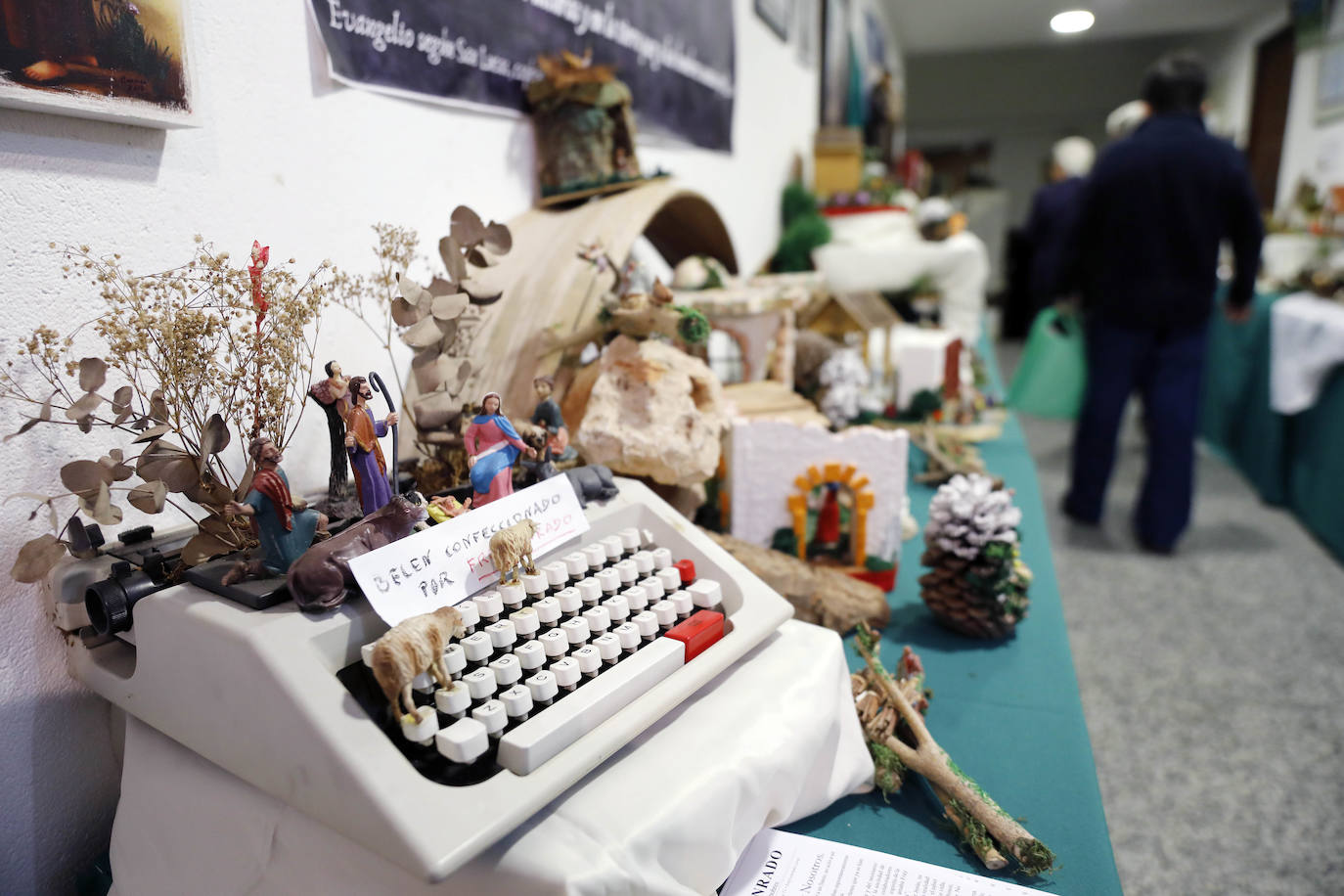 El obispo auxiliar de Valencia monseñor Esteban Escudero ha inaugurado este viernes, 6 de diciembre, la exposición de cerca de un millar de belenes solidarios elaborados con materiales de desecho reciclados por la Asociación Fray Conrado-Amigos de San Antonio, que podrá visitarse en el convento de los capuchinos de la calle Cirilo Amorós, número 67, de ValenciaCon esta muestra, que puso en marcha hace más de veinte años el religioso capuchino fray Conrado Estruch, fallecido en 2015, la asociación mantiene vivo el legado de su fundador, según su presidente, Fernando Sánchez.