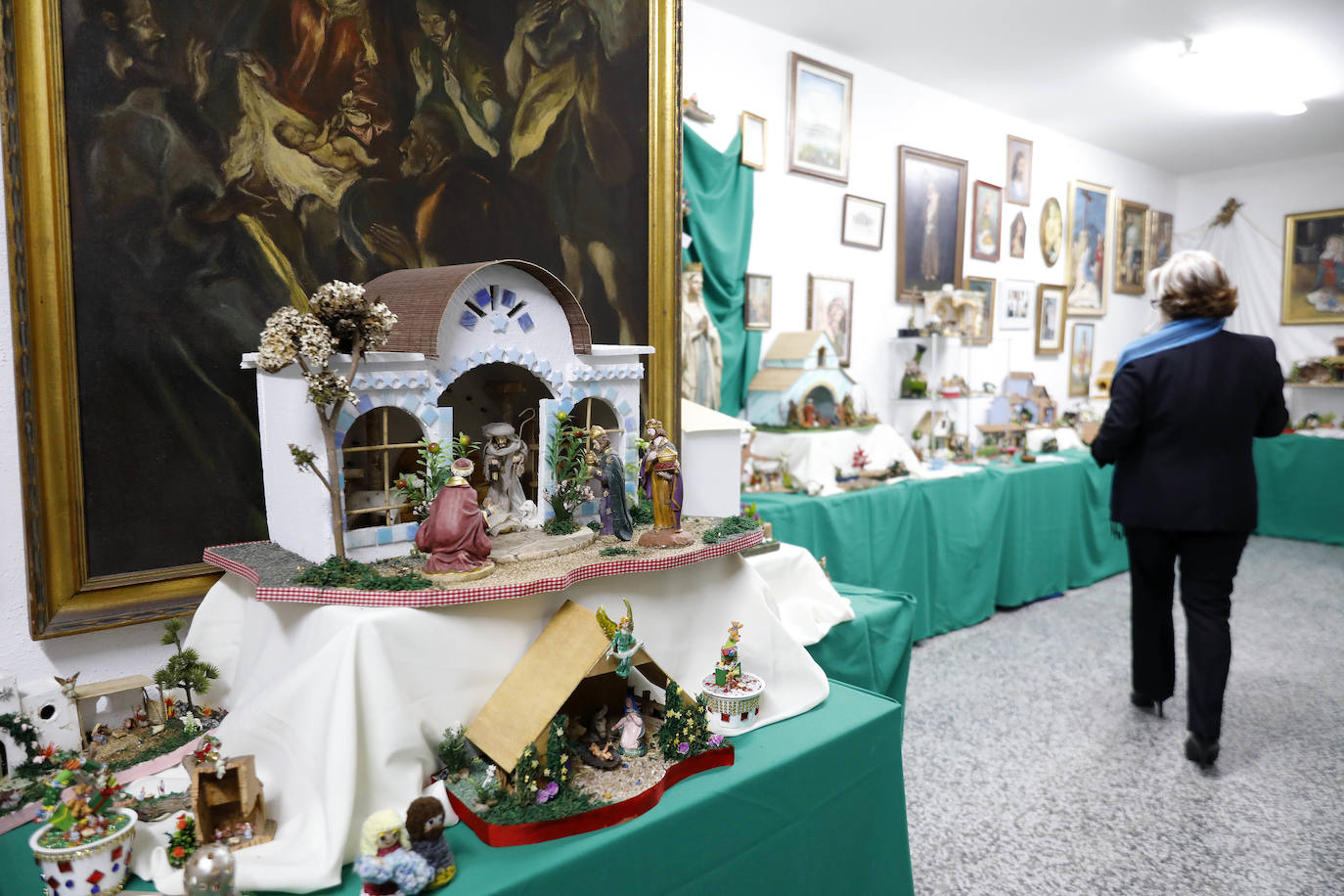 El obispo auxiliar de Valencia monseñor Esteban Escudero ha inaugurado este viernes, 6 de diciembre, la exposición de cerca de un millar de belenes solidarios elaborados con materiales de desecho reciclados por la Asociación Fray Conrado-Amigos de San Antonio, que podrá visitarse en el convento de los capuchinos de la calle Cirilo Amorós, número 67, de ValenciaCon esta muestra, que puso en marcha hace más de veinte años el religioso capuchino fray Conrado Estruch, fallecido en 2015, la asociación mantiene vivo el legado de su fundador, según su presidente, Fernando Sánchez.