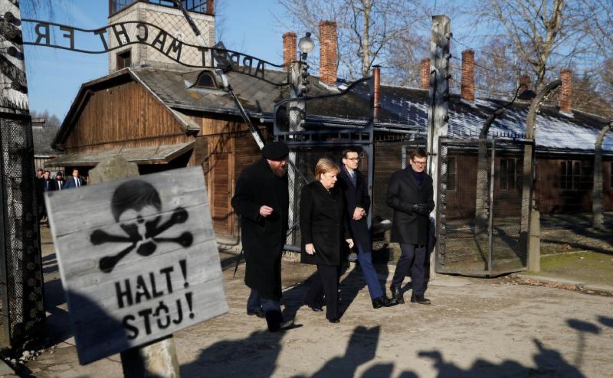 Merkel visita Auschwitz en un momento de brotes de violencia ultra en Alemania
