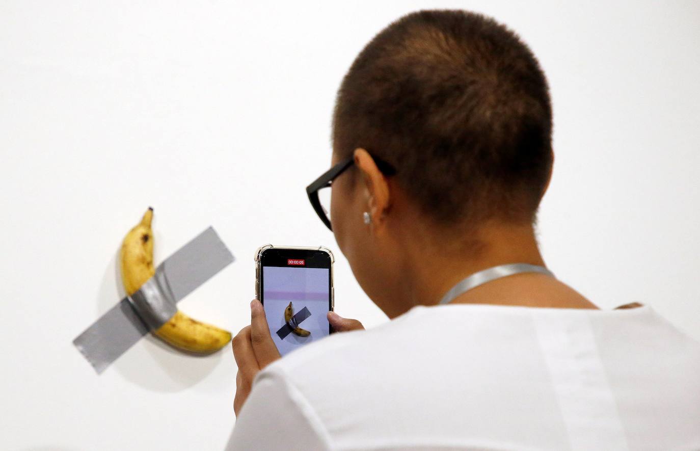 Fotos: Una banana pegada a la pared, vendida por 120.000 dólares en la feria Art Basel