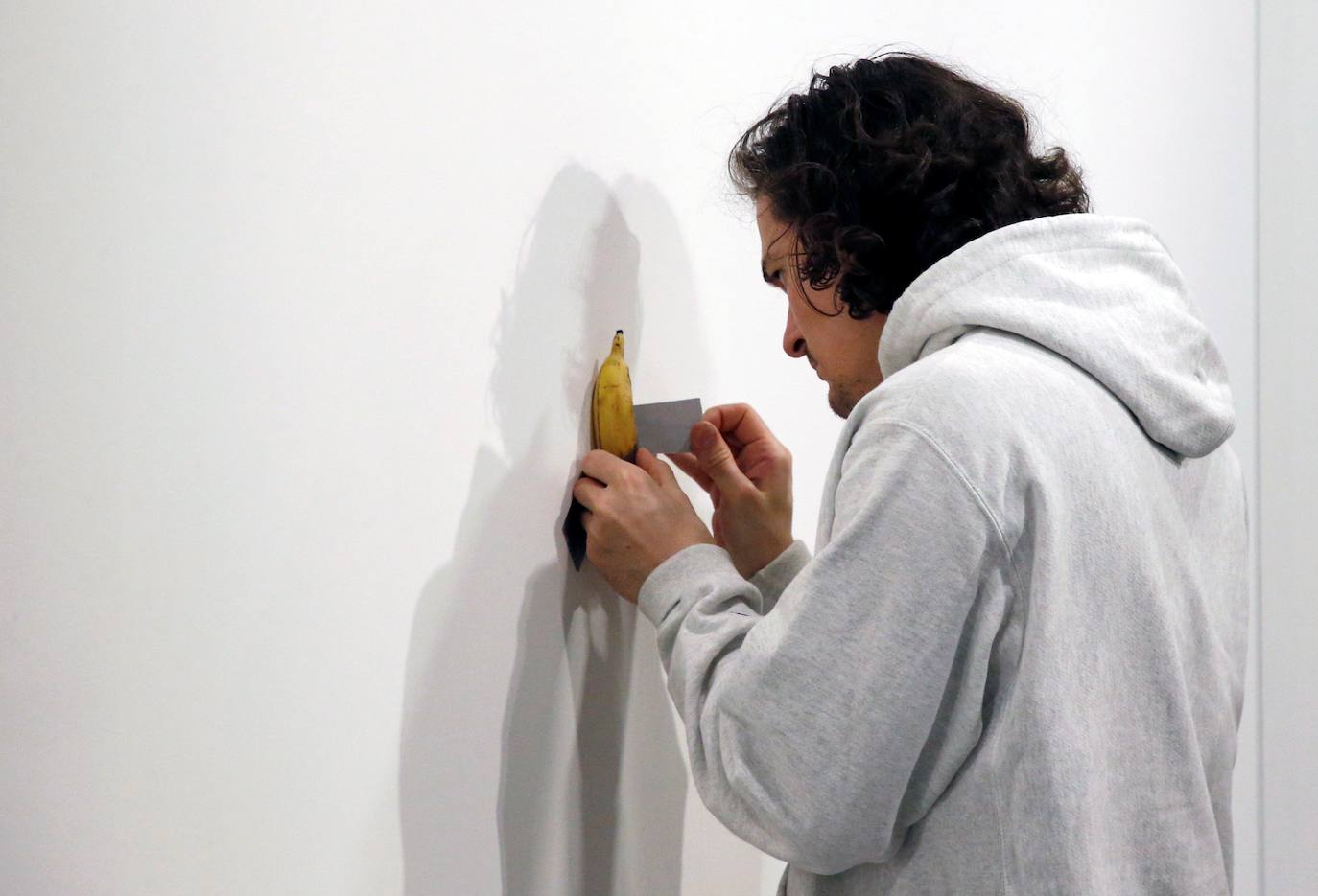 Fotos: Una banana pegada a la pared, vendida por 120.000 dólares en la feria Art Basel