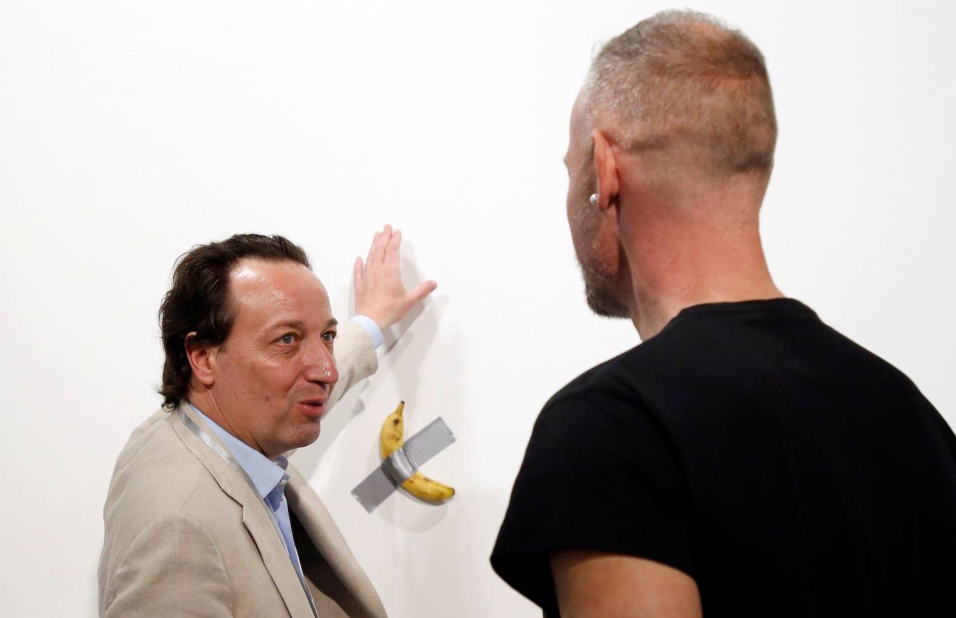 Fotos: Una banana pegada a la pared, vendida por 120.000 dólares en la feria Art Basel