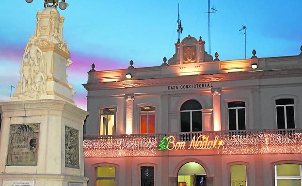 La fachada del ayuntamiento con las luces de Navidad. 