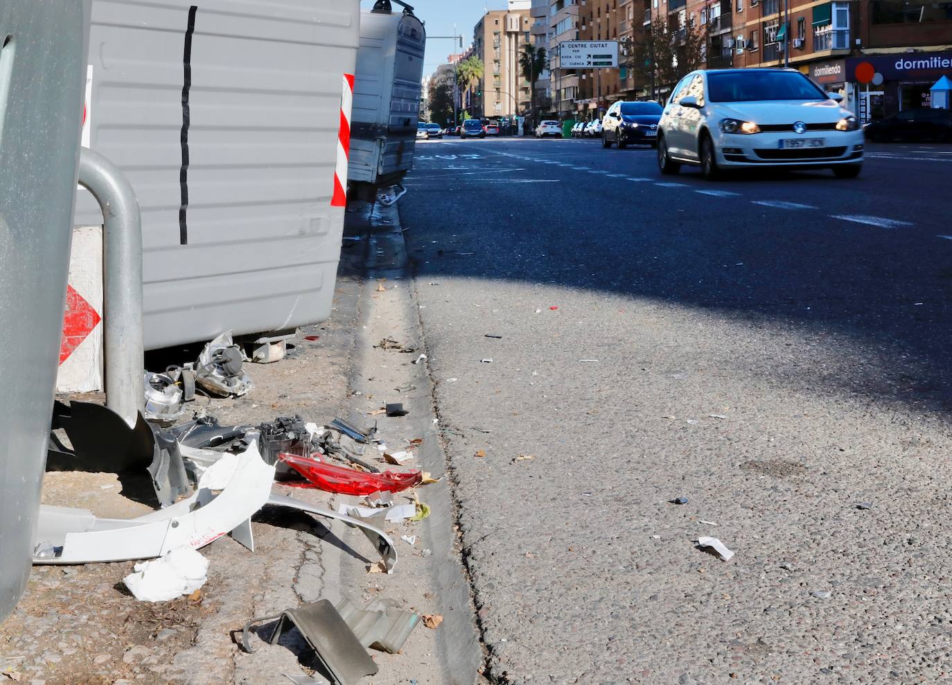 La víctima se estrelló contra dos coches al tratar de evitar a esquivar a un peatón que cruzó la calle de forma indebida