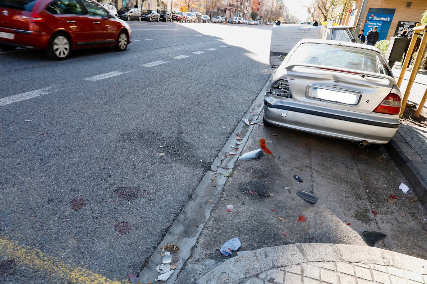 La víctima se estrelló contra dos coches al tratar de evitar a esquivar a un peatón que cruzó la calle de forma indebida