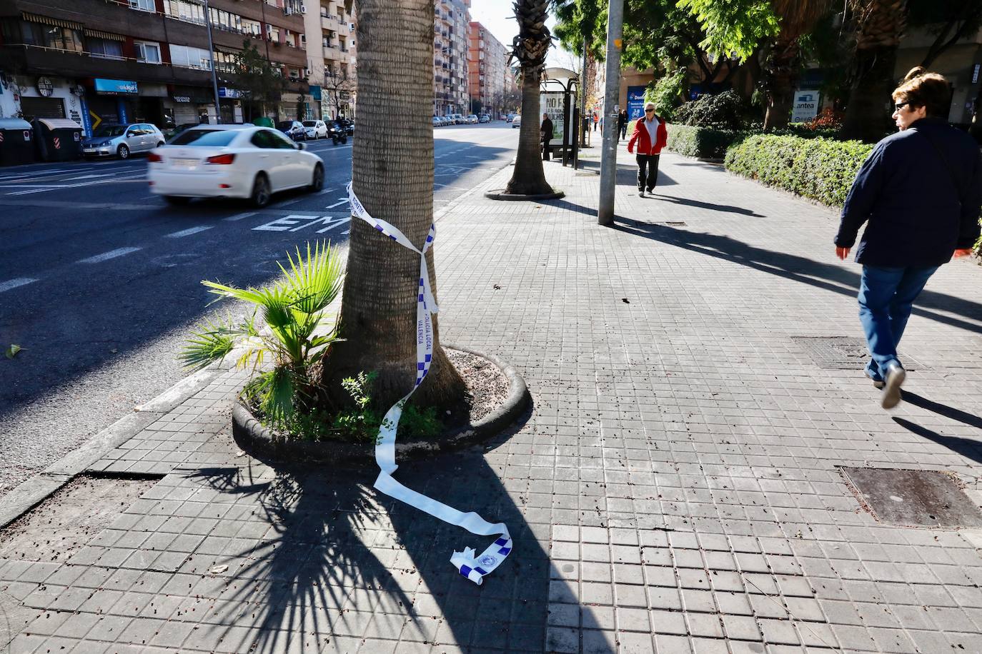 La víctima se estrelló contra dos coches al tratar de evitar a esquivar a un peatón que cruzó la calle de forma indebida