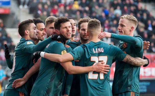 Los jugadores del Ajax, tras marcarle un gol al Twente