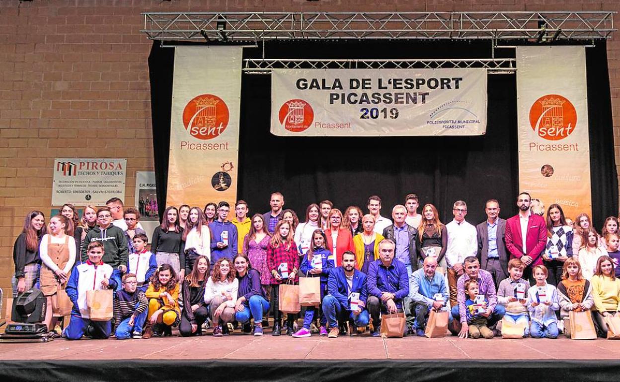 Los premiados en la gala del deporte, junto a las autoridades locales.