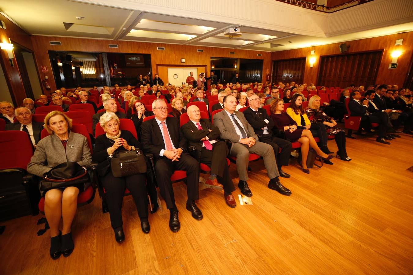 La presidenta del Ateneo, Carmen de Rosa, y Horacio Giménez, secretario general de la entidad, entregaron el premio al fundador del IVI, José Remohí. Víctor Claver lo recogió de manos de Carmen de Rosa y de la concejala de deportes del Ayuntamiento de Valencia, Pilar Bernabé y Ricard Camarena lo recibió de Zulima Pérez, directora general de Coordinació del Diàleg Social de Presidència de la Generalitat, y de Carmen de Rosa.