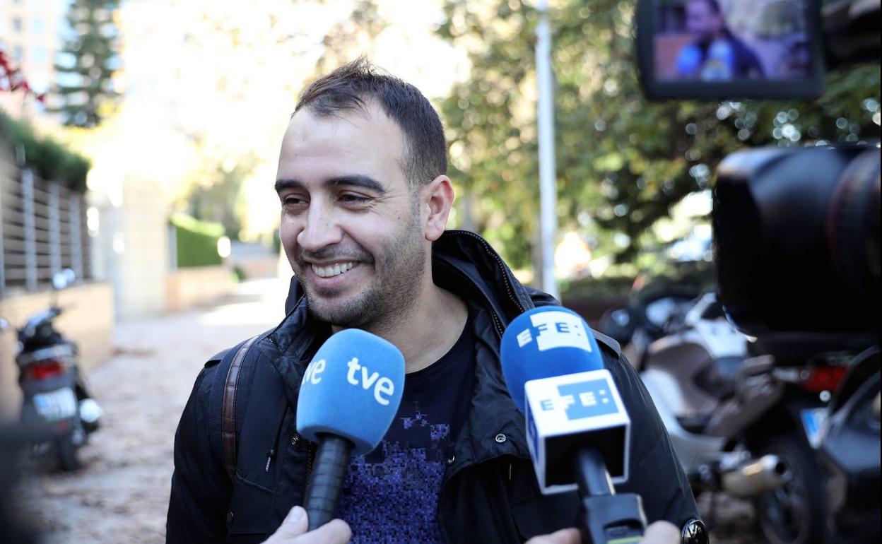 l exjugador del Zaragoza, Saïd Boutahar atiende a los medios de comunicación en la puerta de la Ciudad de la Justicia de Valencia.tras la sentencia. 