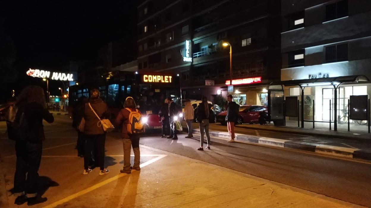 Tres horas para coger el bus en El Saler | Las Provincias