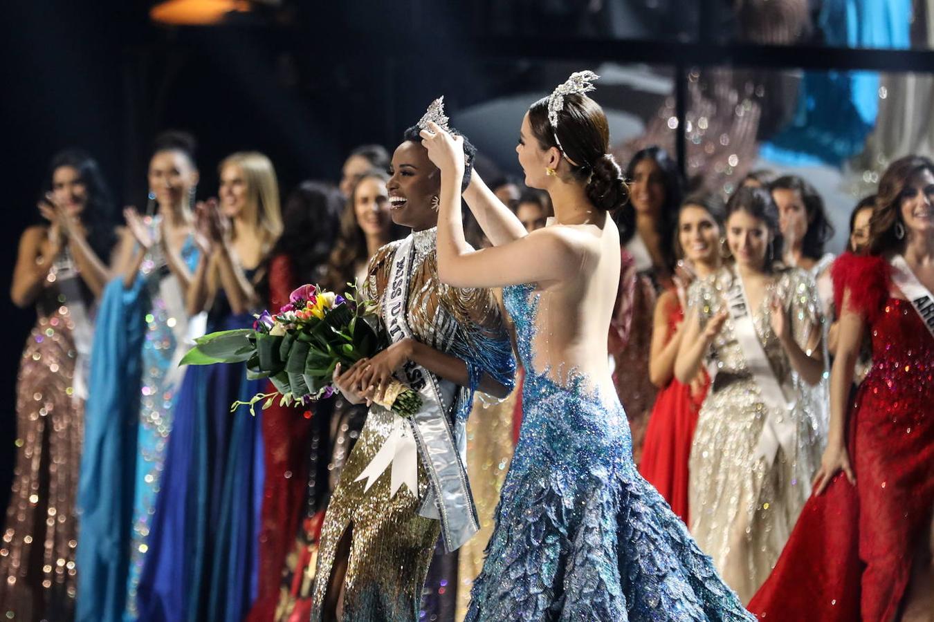 La sudafricana Zozibini Tunzi ha sido proclamada ganadora de Miss Universo 2019 en una gala celebrada en Atlanta (EEUU). La representante de Sudáfrica se impuso en la última ronda a la puertorriqueña Madison Anderson, que fue nombrada primera dama de honor; y a la mexicana Sofía Aragón, que escogida como segunda dama de honor. Tunzi, de 26 años, sucede como ganadora de Miss Universo a la filipina Catriona Gray, la vencedora del año pasado. 