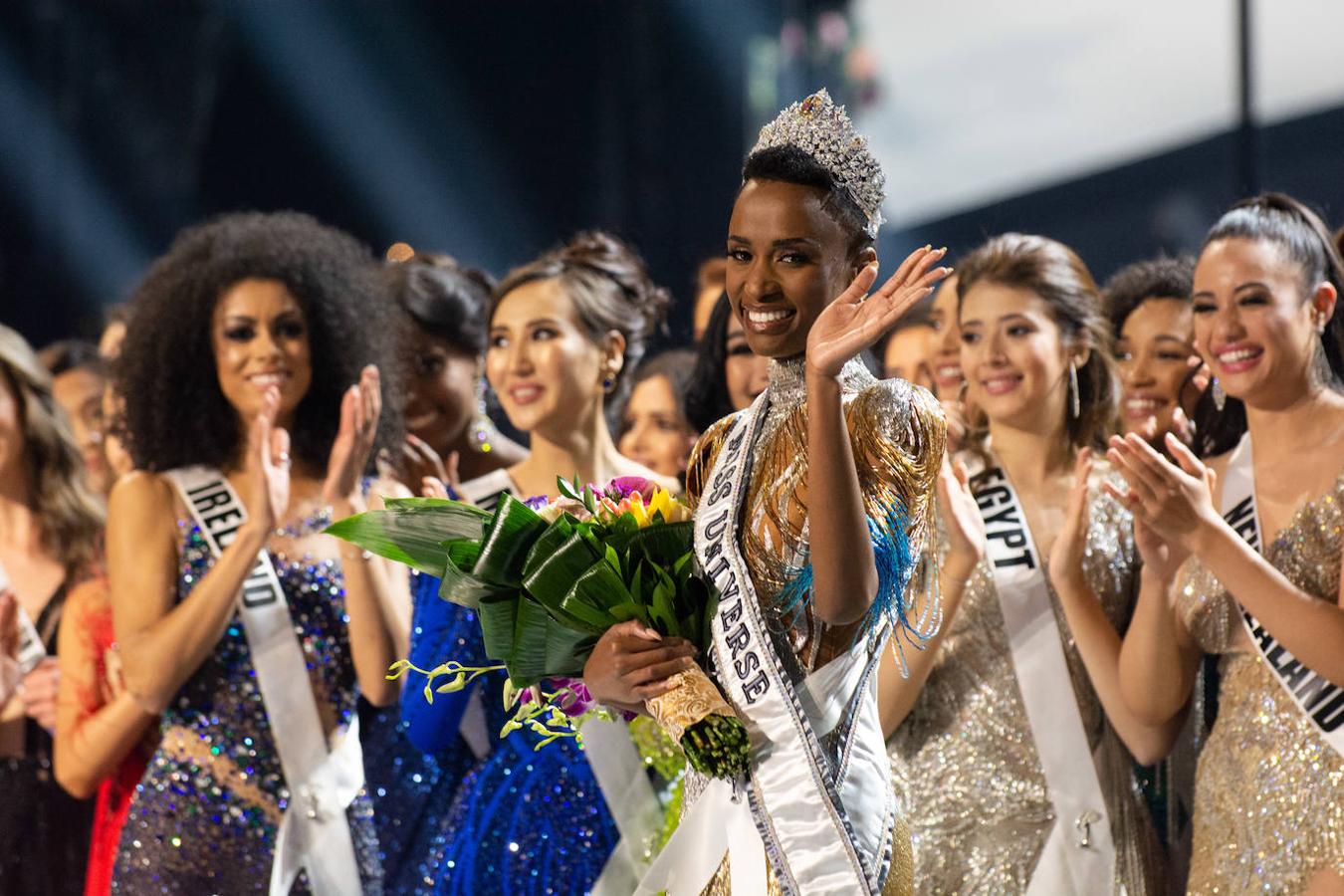 La sudafricana Zozibini Tunzi ha sido proclamada ganadora de Miss Universo 2019 en una gala celebrada en Atlanta (EEUU). La representante de Sudáfrica se impuso en la última ronda a la puertorriqueña Madison Anderson, que fue nombrada primera dama de honor; y a la mexicana Sofía Aragón, que escogida como segunda dama de honor. Tunzi, de 26 años, sucede como ganadora de Miss Universo a la filipina Catriona Gray, la vencedora del año pasado. 