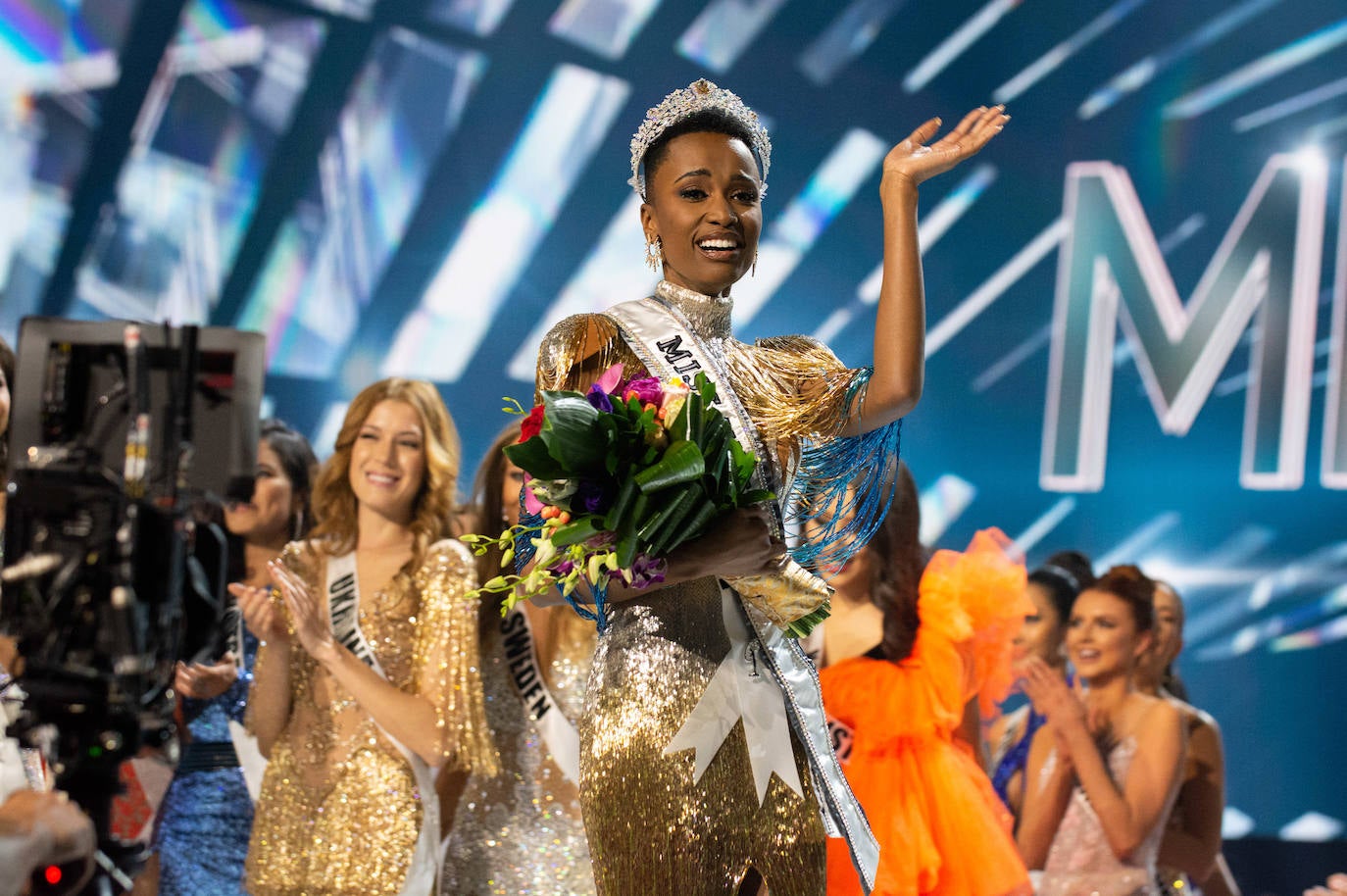 La sudafricana Zozibini Tunzi ha sido proclamada ganadora de Miss Universo 2019 en una gala celebrada en Atlanta (EEUU). La representante de Sudáfrica se impuso en la última ronda a la puertorriqueña Madison Anderson, que fue nombrada primera dama de honor; y a la mexicana Sofía Aragón, que escogida como segunda dama de honor. Tunzi, de 26 años, sucede como ganadora de Miss Universo a la filipina Catriona Gray, la vencedora del año pasado. 