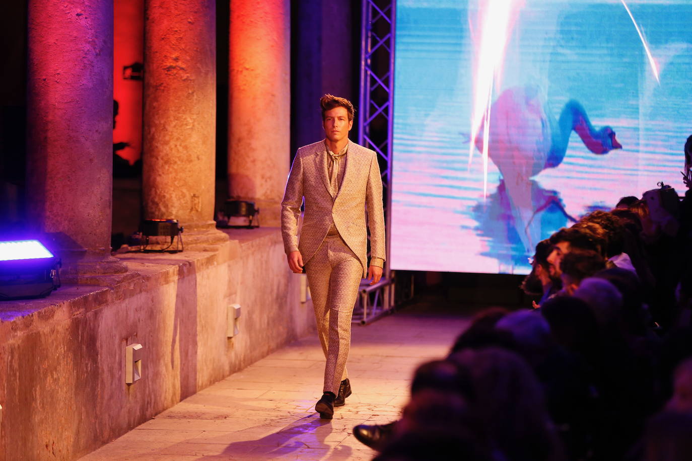 El edificio histórico acoge una muestra de destacados diseñadores valencianos como Alejandro Resta, Andra Cora, Belén Fernández, Cubero Quesada, Daluna, Dominnico, Estudio Savage, Eugenio Loarce, Francis Montesinos, Greta by Claudia B., Gurillo, Higinio Mateu, Hortensia Maeso, Hupit, Jaime Piquer, Juan Vidal, Miguel Vizcaíno, Olimpia Sanchis, Pablo Erroz, Paco Roca, Roberto Diz, Serrano Atelier, Siglo Cero, Ulises Mérida, Visori e Yvan Andreu. 