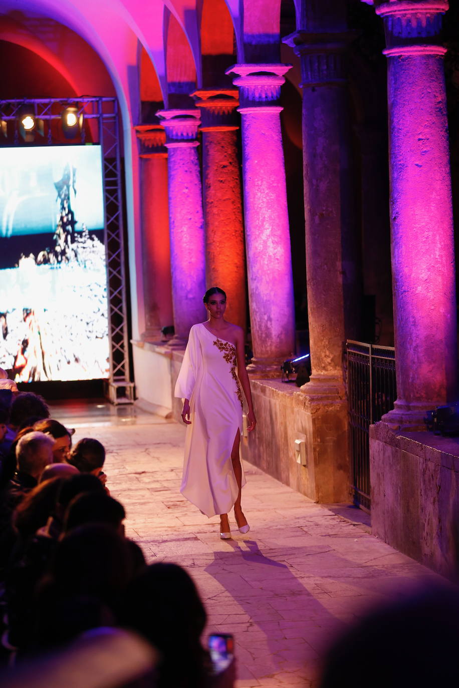 El edificio histórico acoge una muestra de destacados diseñadores valencianos como Alejandro Resta, Andra Cora, Belén Fernández, Cubero Quesada, Daluna, Dominnico, Estudio Savage, Eugenio Loarce, Francis Montesinos, Greta by Claudia B., Gurillo, Higinio Mateu, Hortensia Maeso, Hupit, Jaime Piquer, Juan Vidal, Miguel Vizcaíno, Olimpia Sanchis, Pablo Erroz, Paco Roca, Roberto Diz, Serrano Atelier, Siglo Cero, Ulises Mérida, Visori e Yvan Andreu. 