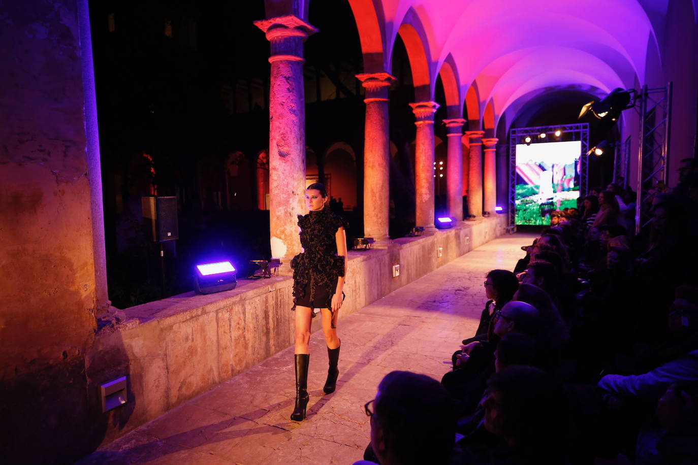 El edificio histórico acoge una muestra de destacados diseñadores valencianos como Alejandro Resta, Andra Cora, Belén Fernández, Cubero Quesada, Daluna, Dominnico, Estudio Savage, Eugenio Loarce, Francis Montesinos, Greta by Claudia B., Gurillo, Higinio Mateu, Hortensia Maeso, Hupit, Jaime Piquer, Juan Vidal, Miguel Vizcaíno, Olimpia Sanchis, Pablo Erroz, Paco Roca, Roberto Diz, Serrano Atelier, Siglo Cero, Ulises Mérida, Visori e Yvan Andreu. 