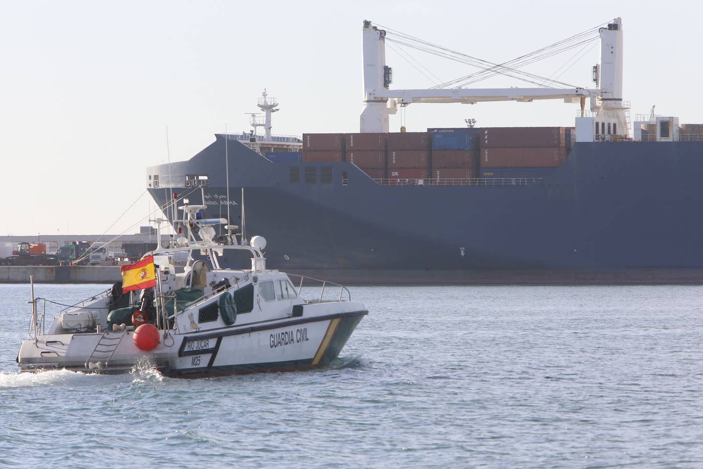 Protestas en el puerto de Sagunto por la llegada del carguero 'Bahri Abha' con material bélico comprado por Arabia Saudí