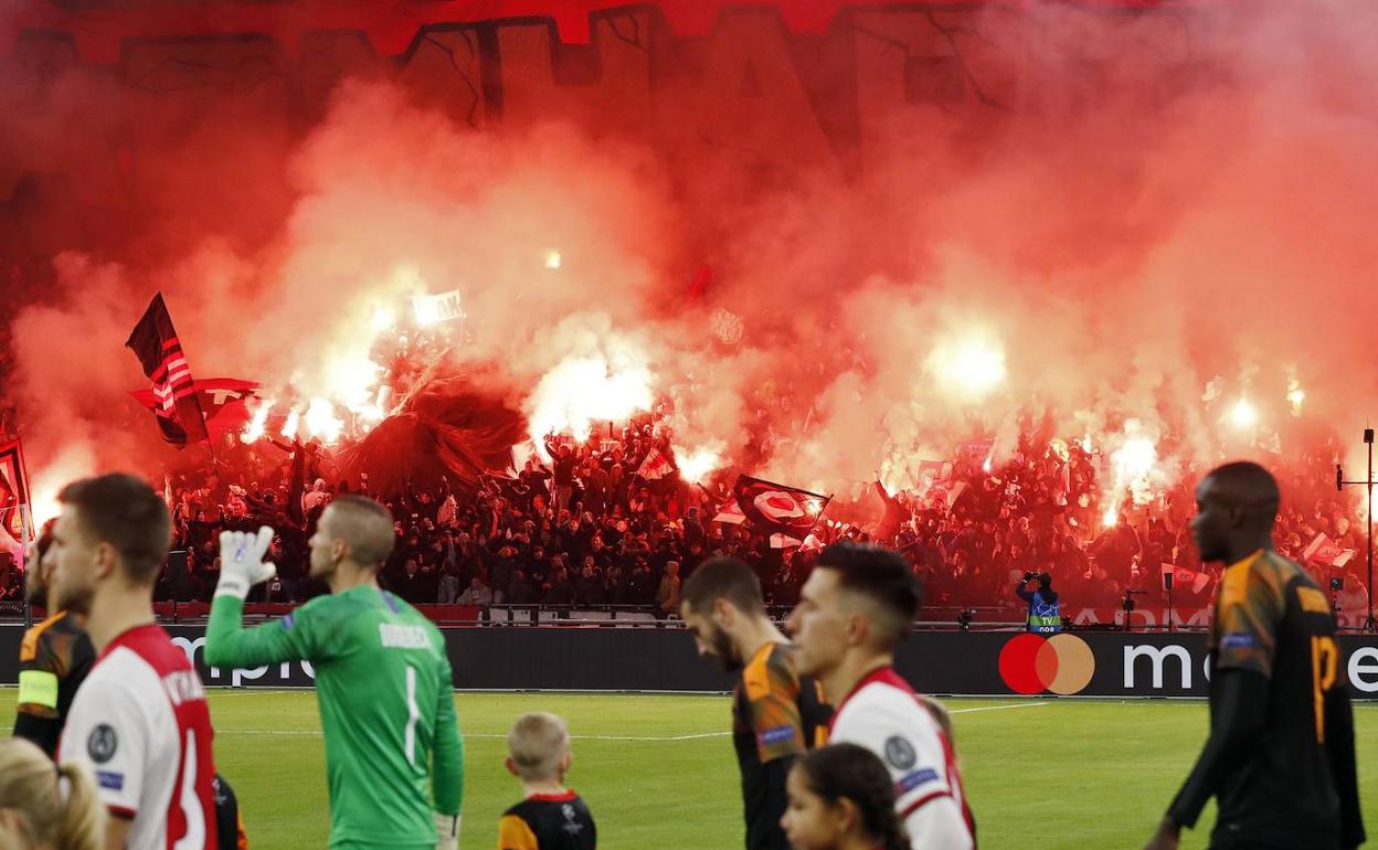 Los seguidores del Ajax encienden bengalas en la salida de los equipos 