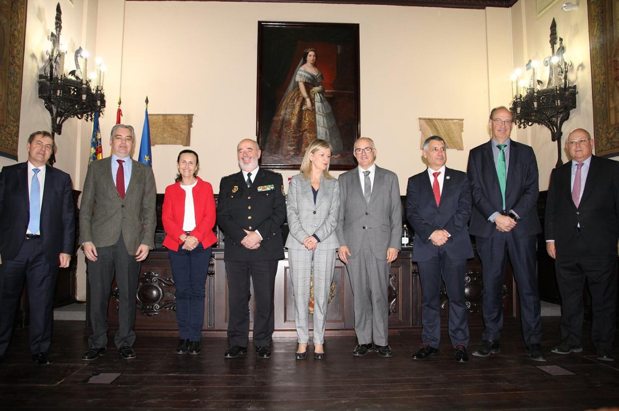 Representantes y autoridades en el acto celebrado ayer. 