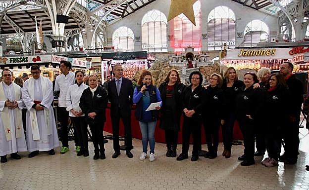 Belenistas, durante el aco de inauguración del nacimiento del Mercado Central. 