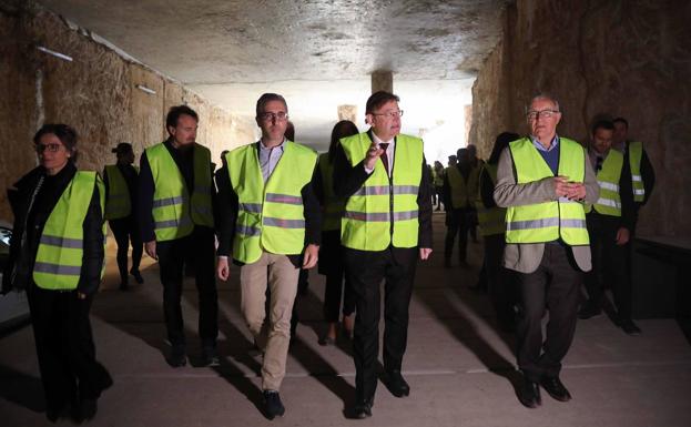 Ximo Puig y Joan Ribó junto al conseller de Obras Públicas, Arcadi España (3d), durante la visita a las infraestructuras de la L10 de Metrovalencia.