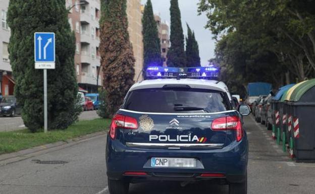 Un falso policía secreto cachea a un joven y amenaza con un arma blanca a otra menor en Valencia 