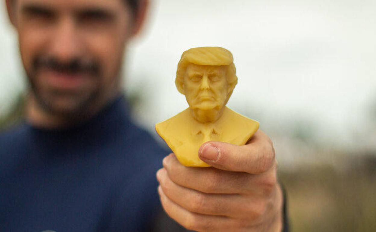 Una de las muestras de la cera SmartWax con la cara de Donald Trump.