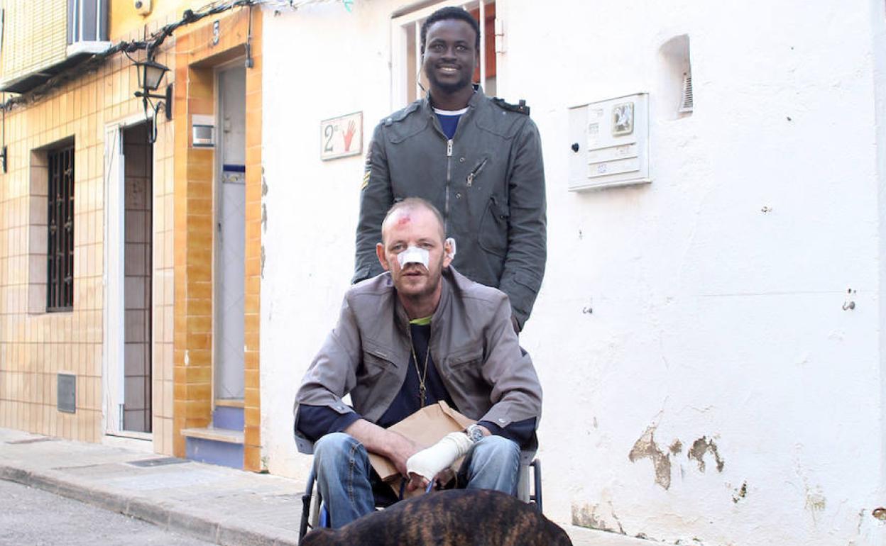 Álex y su héroe, Gorgui Lamine, que se arriesgó para salvarle.