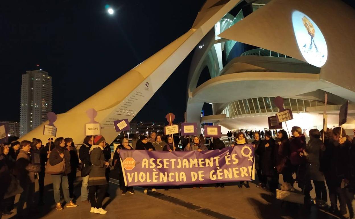 Concentración de mujeres a las puertas del coliseo valenciano.