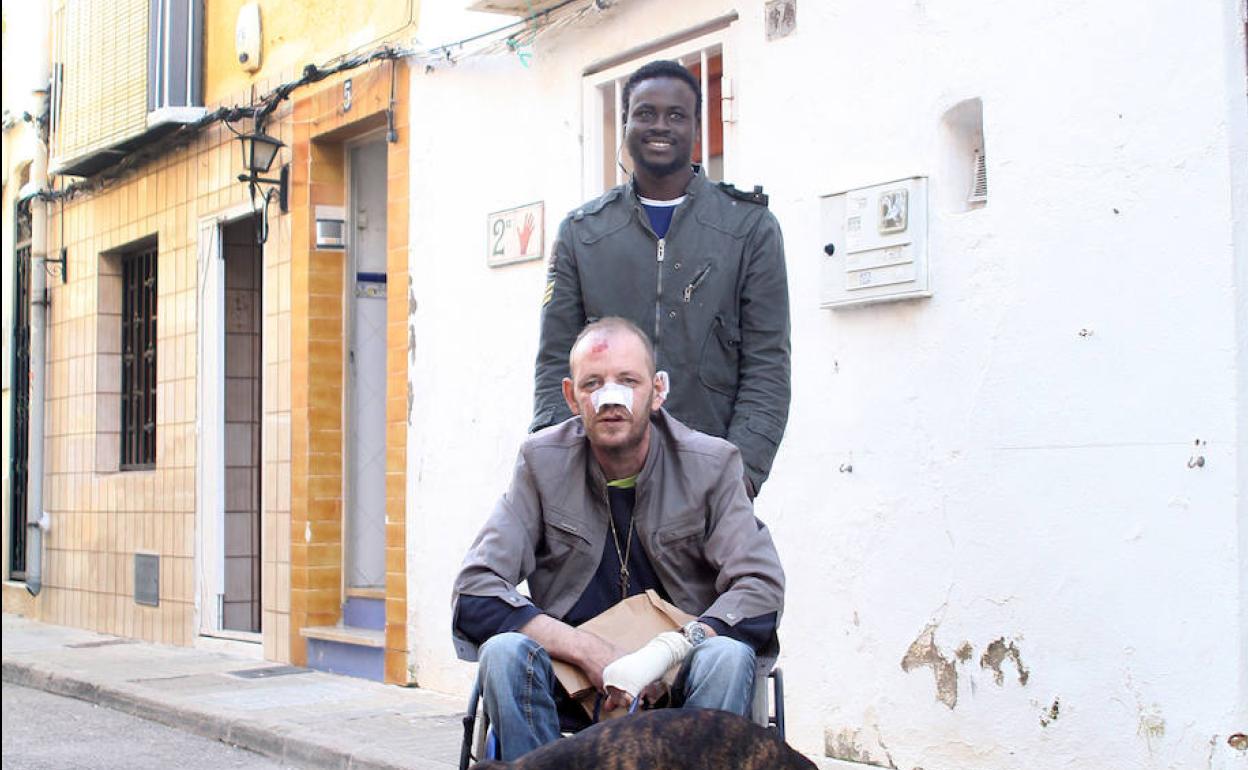 Gorgui Lamine Sow con Álex, el vecino que rescató del incendio, tras reencontrarse en Dénia.