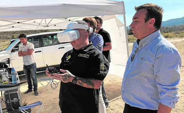 Técnicos de Lokímica realizan una demostración con sus drones.