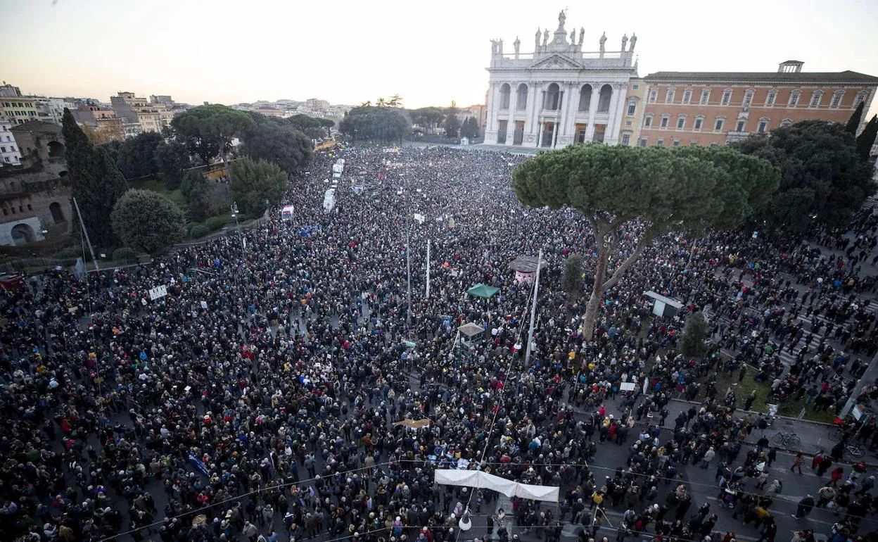 Manifestación de las Sardinas en la plaza de San Giovanni de Roma.