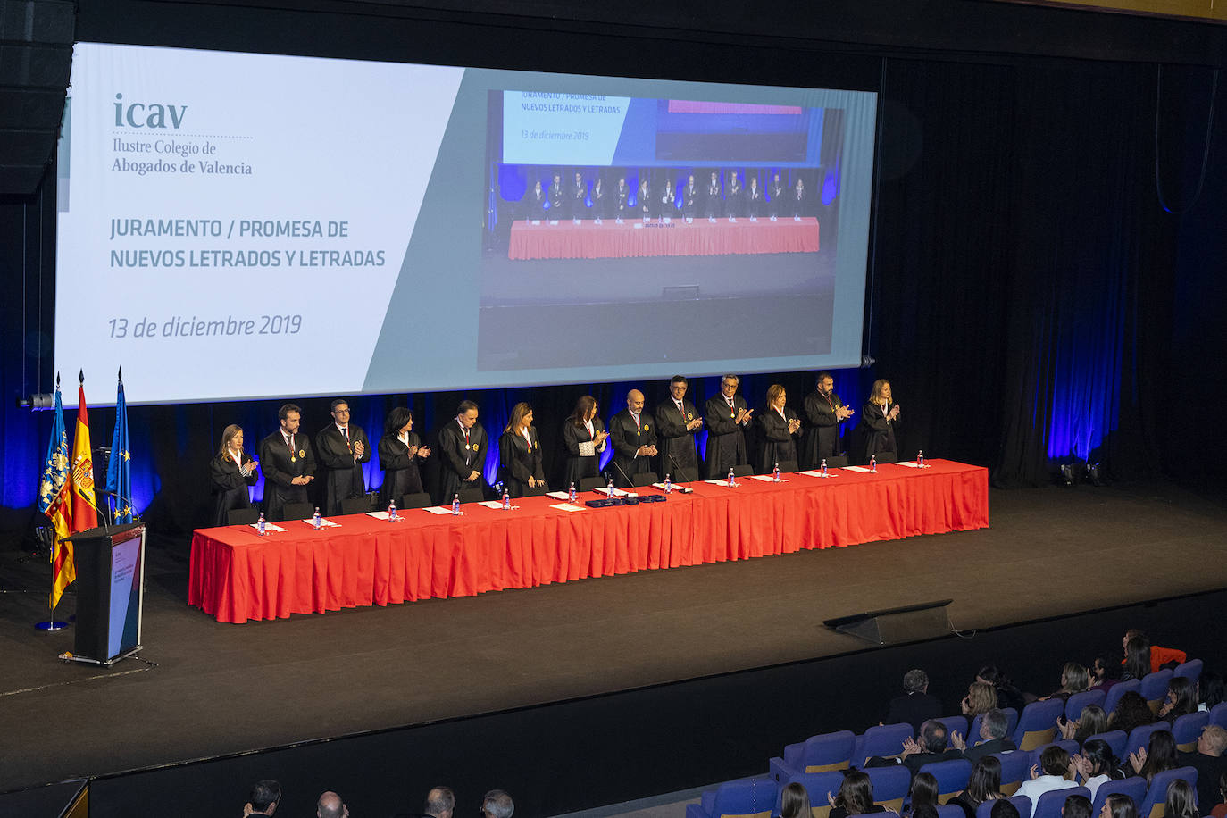 El Colegio de Abogados de Valencia celebró el acto de jura o promesa de los nuevos letrados que han entrado a formar parte de la institución, en un evento en el que se dieron cita alrededor de un millar de profesionales. En el marco del evento, celebrado el pasado viernes, la decana de la institución, Auxiliadora Borja, entregó la Gran Cruz al Mérito en el servicio a la Abogacía Valenciana al exdecano del colegio, Rafael Bonmatí Llorens. Rafael Guía, Pilar Colomer, Pilar Jové, Guillermo Belenguer y Rafael Verdera, ex miembros de la Junta de Gobierno de la entidad, recibieron, por su parte, las Medallas al Mérito en el Servicio a la Abogacía Valenciana.